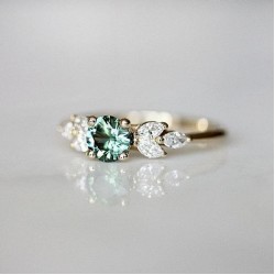  Elegant Gem Ring inlaid immitation Emerald Diamond
