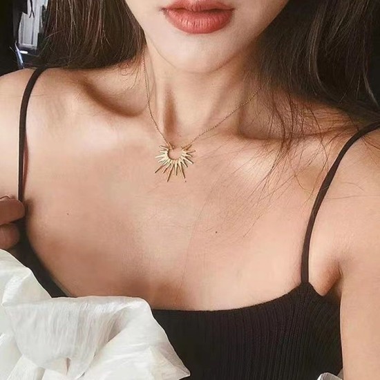قلادات شمس أوروبية وأمريكية جديدة ، تصميم سلسلة مترقصية فاخرة فاخرة ، مصممة من التيتانيوم ، نمط حار عبر الحدود عبر الحدود قلادات شمس أوروبية وأمريكية جديدة ، تصميم سلسلة مترقصية فاخرة فاخرة ، مصممة من التيتانيوم ، نمط حار عبر الحدود عبر الحدود